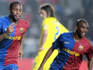 Barcelona's Seydou Keita of Mali (L) celebrates after scoring a goal during their Spanish league football match against Villareal at Madrigal Stadium in Villarreal on December 21, 2008. AFP PHOTO/DIEGO TUSON 