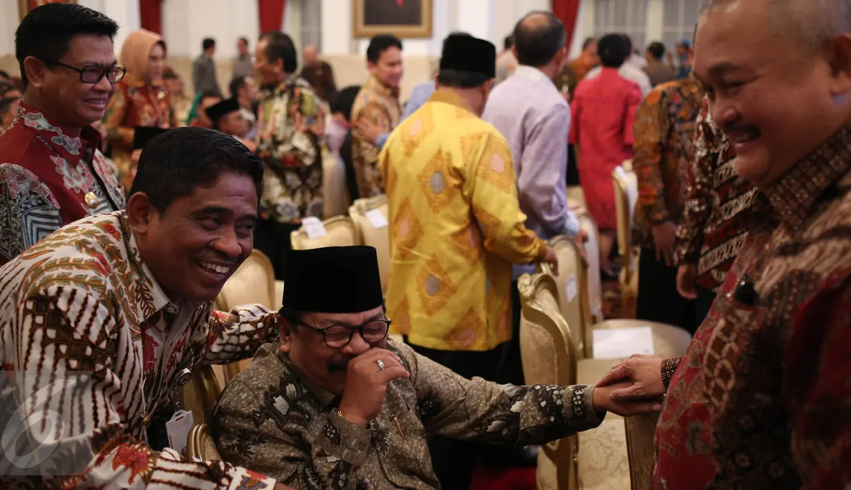 Gubernur Jawa Timur, Soekarwo (kedua kiri) menghadiri penyerahan Daftar Isian Penyelenggaraan Anggaran (DIPA) 2017 dan Anugerah Dana RAKCA 2016 bagi Daerah Berkinerja Baik di Istana Negara, Jakarta, Rabu (7/12). (Liputan6.com/Faizal Fanani)