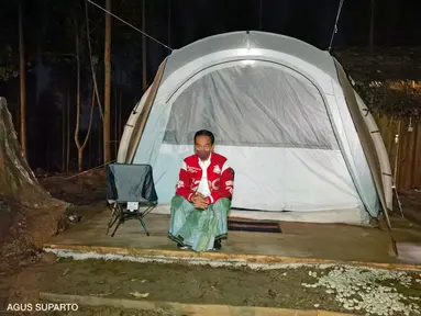 Presiden Joko Widodo (Jokowi) berada di depan tenda saat bermalam di titik nol Ibu Kota Negara (IKN) Nusantara, Kecamatan Sepaku, Penajam Paser Utara, Kalimantan Timur, Senin (14/3/2022). (FOTO: Setpres/Agus Suparto)