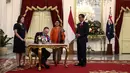Perdana Mentari Selandia Baru John Key menandatangai buku tamu usai upacara penyambutan di Halaman Istana Merdeka, Jakarta, Senin (18/7). (Liputan6.com/Faizal Fanani)
