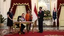 Perdana Mentari Selandia Baru John Key menandatangai buku tamu usai upacara penyambutan di Halaman Istana Merdeka, Jakarta, Senin (18/7). (Liputan6.com/Faizal Fanani)