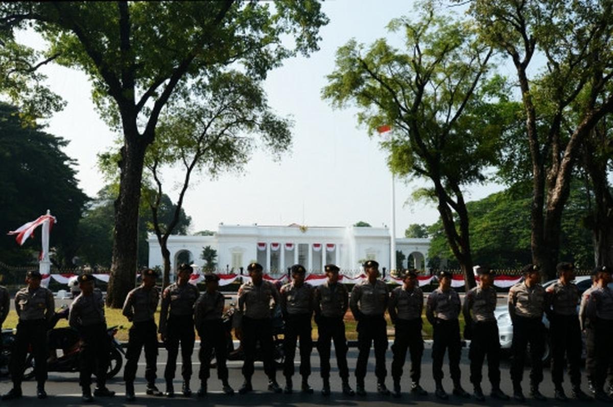Puluhan demonstran dari Aliansi Tarik Mandat geruduk Istana Negara