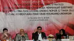 Menkumham Yasonna Laoly menggelar diskusi Focus Group Discussion (FGD) dengan sejumlah pakar hukum di Bogor, Jawa Barat, Rabu (26/10) malam. Forum itu bertujuan untuk menyusun program dan strategi reformasi regulasi. (Liputan6.com/Yoppy Renato)