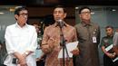 Menkopohukam Wiranto (tengah) mengumumkan pembubaran ormas Hizbut Tahrir Indonesia (HTI) di Jakarta, Senin (8/5). Dalam jumpa pers hadir Kapolri Jenderal Tito Karnavian, Mendagri Tjahjo Kumolo dan Menkumham Yasonna Laoly. (Liputan6.com/Helmi Fithriansyah)