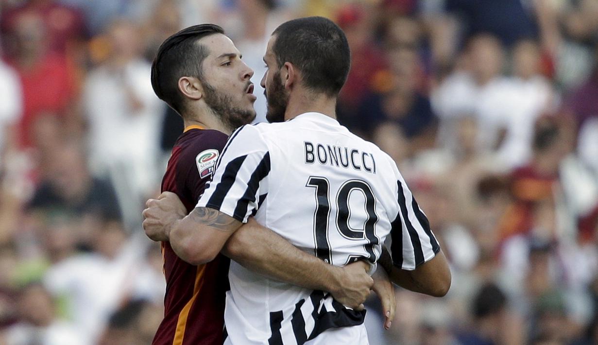 Pemain AS Roma, Konstantinos Manolas (kiri) bersitegang degan peman Juventus, Leonardo Bonucci. Minggu (30/8/2015). (Reuters/Max Rossi)