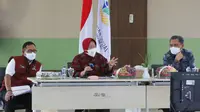 Menteri Sosial Tri Rismaharini saat rapat pendistribusian bansos bersama Pemprov Kalimantan Selatan, Bank Himpunan Bank Milik Negara (Himbara), pendamping Program Keluarga Harapan dan Bantuan Pangan Non Tunai di BBPPKS Banjarmasin, Rabu (15/9/2021). (Ist)