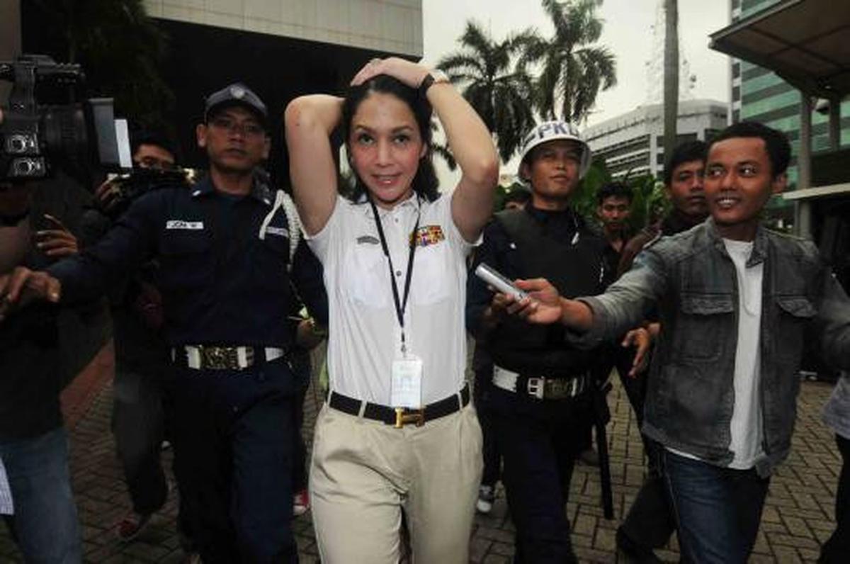 Terlihat cantik, Maia Estianty jenguk Angie di KPK