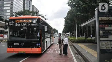 Warga saat akan menaiki bus listrik Transjakarta di Jalan Jenderal Sudirman, Jakarta, Senin (20/2/2023). Dinas Perhubungan (Dishub) DKI Jakarta akan melakukan pengadaan 120 bus listrik untuk Transportasi Jakarta (Transjakarta) pada tahun ini. (merdeka.com/Iqbal S Nugroho)