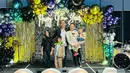 Keluarga Ayu Dewi menggelar pesta mewah untuk sambut tahun 2024. Baik Ayu Dewi, Regi Datau, dan ketiga anak mereka pun kompak kenakan festive outfit nuansa emas-hitam. [@mrsayudewi]