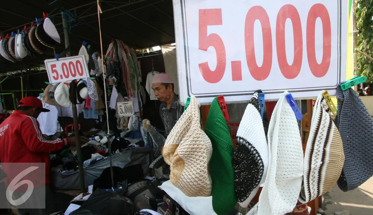 Pengunjung memilih peci yang di tawarkan dengan kisaran harga Rp 5000 hingga Rp 55.000 di halaman masjid Ageng, Solo, Jawa Tengah, Sabtu (25/6). Omzet penjualan pedagang mengalami peningkatan selama bulan ramadan. (Liputan6.com/Boy Harjanto)