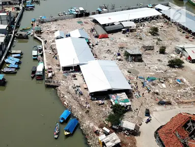 Suasana shelter penampungan dari ketinggian di kawasan Kampung Akuarium, Penjaringan, Jakarta Utara, Rabu (4/4). Pemprov DKI Jakarta akan membangun kawasan tersebut menjadi kawasan antara perumahan dan komersial. (Liputan6.com/Fery Pradolo)
