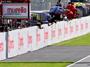 Pembalap dari tim Ducati Lenovo, Francesco Bagnaia melintasi garis finis balapan Sprint MotoGP Italia di Mugello, 1 Juni 2024. (Marco BERTORELLO/AFP)