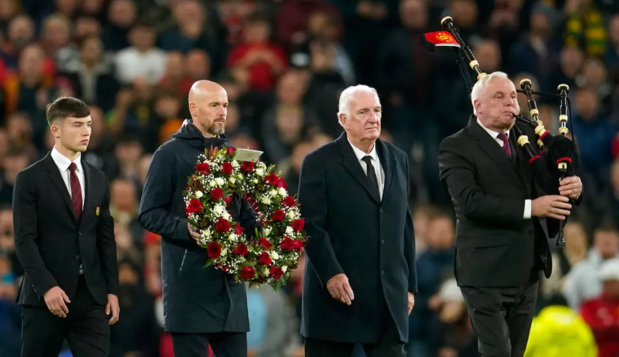 Bobby Charlton adalah ikon sepak bola Inggris yang selamat dari kecelakaan pesawat yang menghancurkan tim Manchester United, dan ditakdirkan untuk menjadi hebat serta menjadi detak jantung tim negaranya yang memenangkan Piala Dunia 1966. (AP Photo/Dave Thompson)