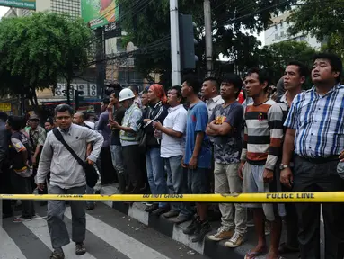 Ratusan warga memadati perempatan jalan Wahid Hasyim Jakarta atau disekitar lokasi tempat pengeboman, Kamis (14/1/2016). Beberapa ledakan dan suara senjata api terjadi di pusat ibukota Indonesia. (Liputan6.com/Helmi Fitriansyah)