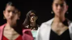Model menampilkan kreasi dari brand fashion Hare selama koleksi musim semi / musim panas 2021 di Tokyo Fashion Week (15/10/2020). (AFP Photo/Philip Fong)