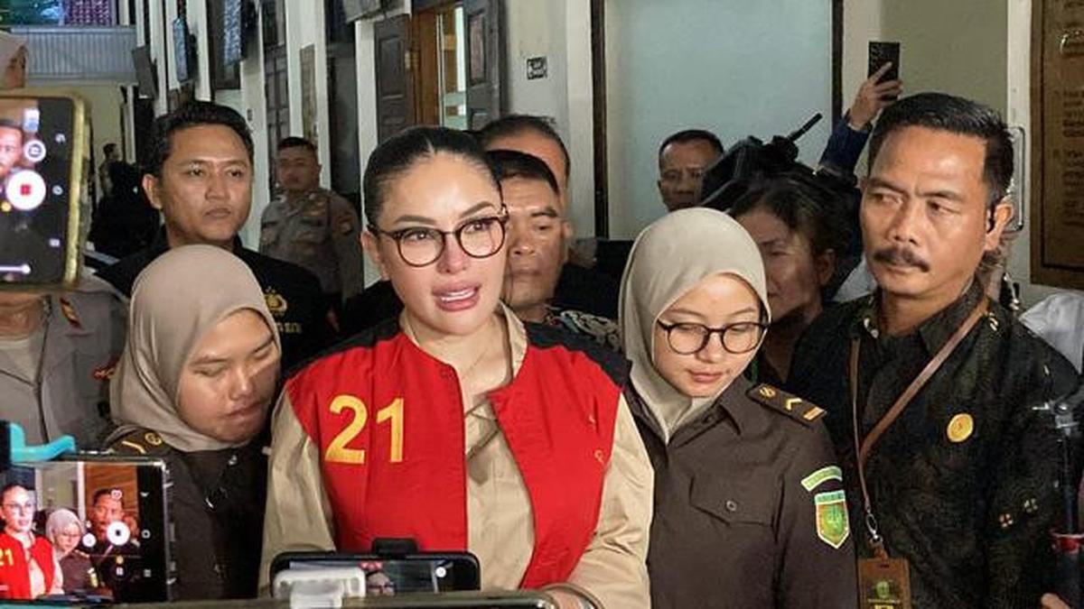 Nikita Mirzani Nangis Usai Bacakan Duplik, Berharap Hakim Bijaksana Dalam Sidang Putusan