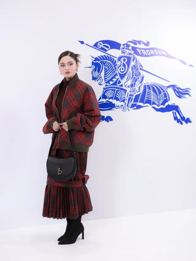 6 Gaya Couple El Rumi dan Syifa Hajdu Tampil Serasi saat Hadiri Acara Burberry Outerwear 2024 Bersama