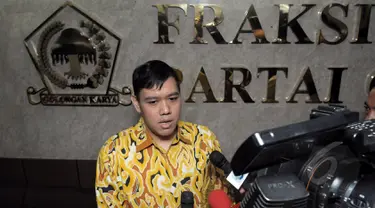 Dave Laksono anggota Partai Golkar dari kubu Munas Ancol memberikan keterangan kepada awak media terkait kisruh perebutan ruang fraksi di kantor fraksi P.Golkar, Komplek Parlemen, Senayan, Jakarta, Jum'at (27/3/2015). (Liputan6.com/Andrian M Tunay)