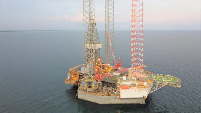 PT Pertamina Hulu Kalimantan Timur (PHKT) melakukan pengeboran pengembangan dua sumur sisipan (infill) di Lapangan Kerindingan, lepas pantai Selat Makassar, Kalimantan Timur.