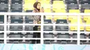 Seorang suporter wanita Indonesia menunggu momen-momen menarik Timnas Indonesia U-17 untuk diabadikan lewat gadgetnya saat menghadapi Timnas Panama U-17 pada laga kedua Grup A Piala Dunia U-17 2023 di Stadion Gelora Bung Tomo, Surabaya, Senin (13/11/2023). (Bola.com/Bagaskara Lazuardi)