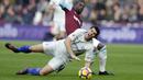 Striker Chelsea, Alvaro Morata, terjatuh saat berebut bola dengan gelandang West Ham United, Pedro Obiang, pada laga Premier League di Stadion London, Sabtu (10/12/2017). Chelsea Takluk 0-1 dari West Ham United. (AP/Alastair Grant)
