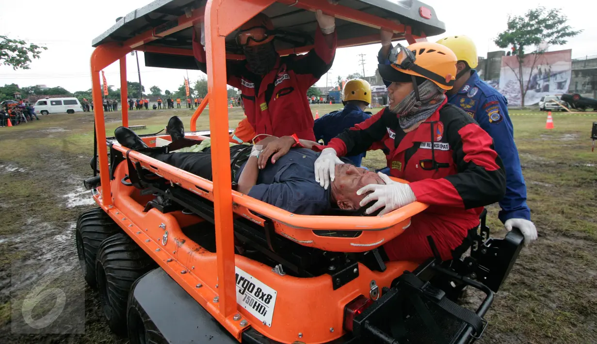 Tim gabungan Basarnas,TNI dan Polri mengikuti simulasi bencana alam gempa bumi di lapangan Jombor ,Sleman, Yogyakarta, (26/7). International Search and Rescue Advisory Group di ikuti oleh 24 negara dari asia pasifik.(Boy Harjanto)
