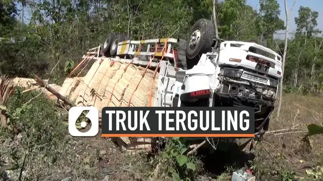 Truk bermuatan 20 ton bahan baku triplek terguling di Pacitan, Jawa Timur. Kecelakaan ini diduga truk kelebihan muatan dan sopir hilang kendali saat menikung tajam di Jalan Raya Pacitan.