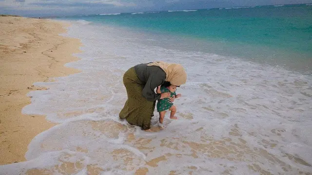 OOTD Selebriti saat Bermain di Pantai Bareng Anak