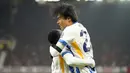 Pemain Brighton, Kaoru Mitoma merayakan golnya ke gawang Manchester United pada laga lanjutan Liga Inggris 2024/2025 yang berlangsung di Old Trafford, Manchester, Inggris, Minggu (19/01/2025). (AP Photo/Dave Thompson)