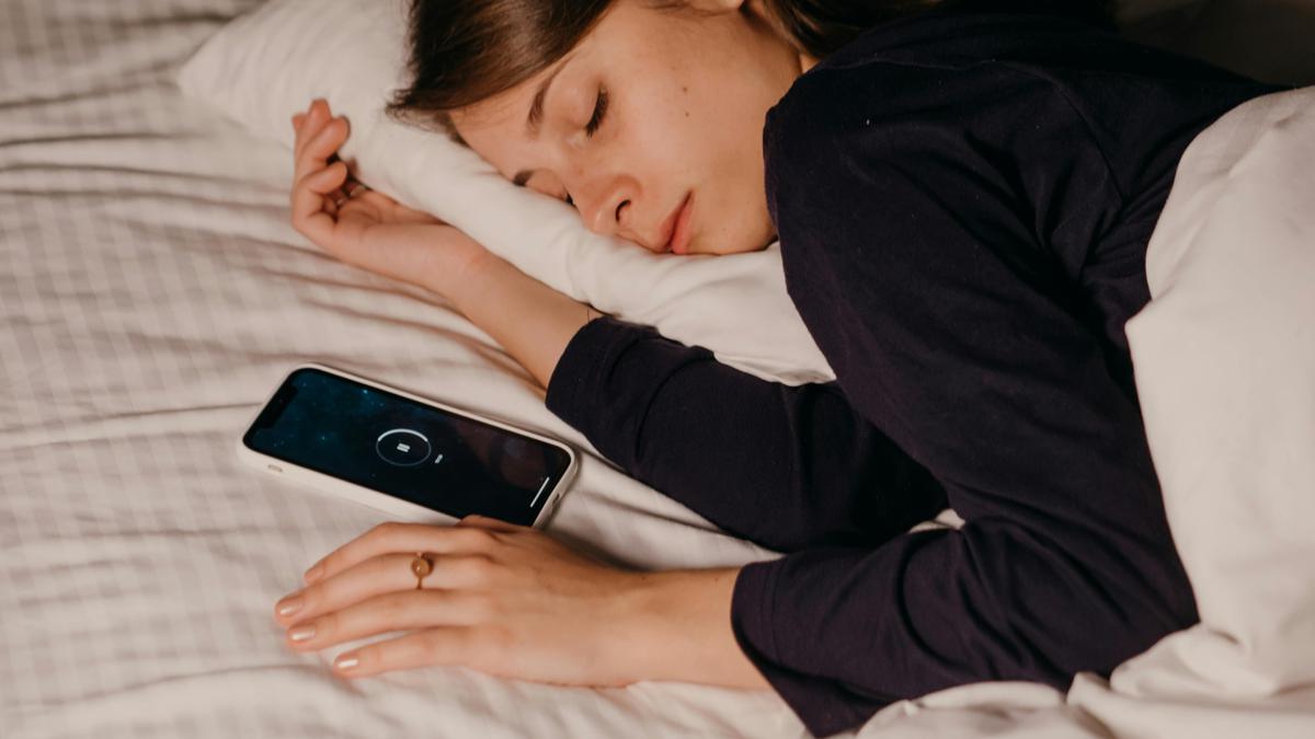 Risiko yang Perlu Diketahui saat Menaruh Handphone di Dekat Kepala Ketika Tidur
