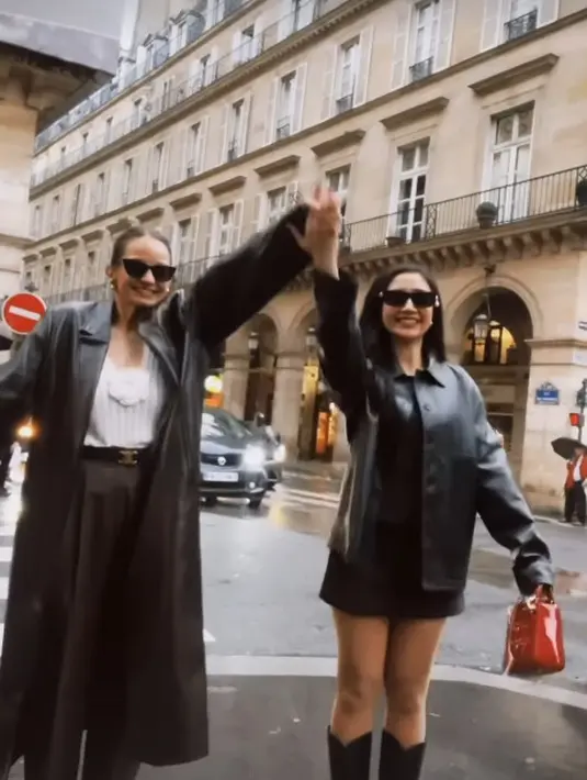 Enzy Storia kenakan knitwear putih dengan celana panjang dan belt dari Celine seharga Rp11jutaan [@enzystoria]