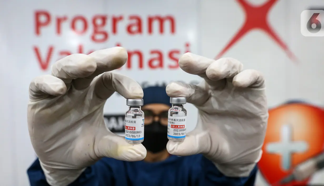 Petugas medis menunjukkan vaksin dosis ketiga (booster) Sinopharm pada program “Sentra Vaksinasi Gotong Royong (VGR) Booster Bank DBS Indonesia” di Jakarta (12/3/2022). Program vakinasi booster mendukung upaya pemerintah dalam melaksanakan program vaksinasi nasional. (Liputan6.com/Fery Pradolo)