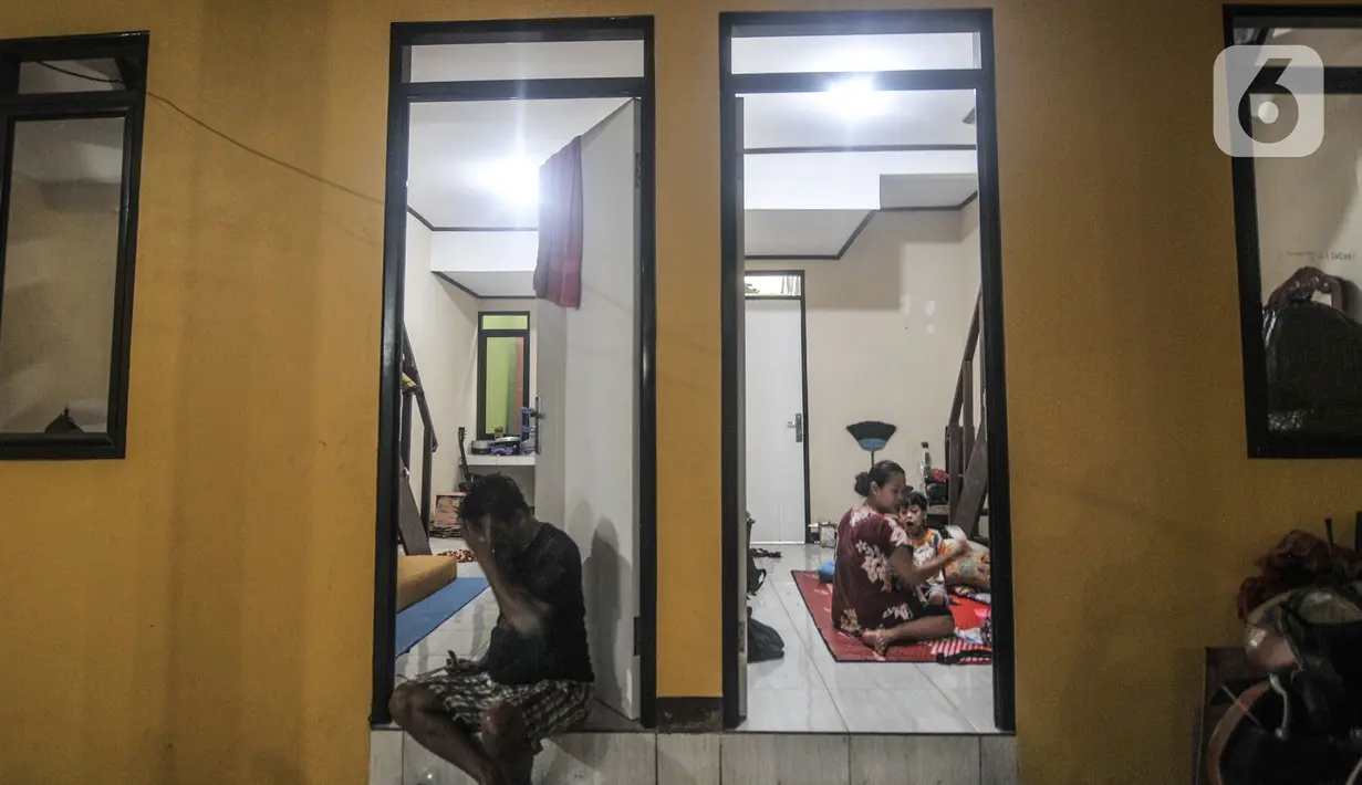 Aktivitas warga yang kembali menempati rumah saat proyek 'rumah panggung' hampir rampung di Kebon Pala, Kelurahan Kampung Melayu, Jakarta, Rabu (2/6/2021). Rumah panggung ini sebagai solusi mengatasi banjir dengan anggaran dari Baznas DKI sebesar Rp78 juta per rumah. (merdeka.com/Iqbal S Nugroho)