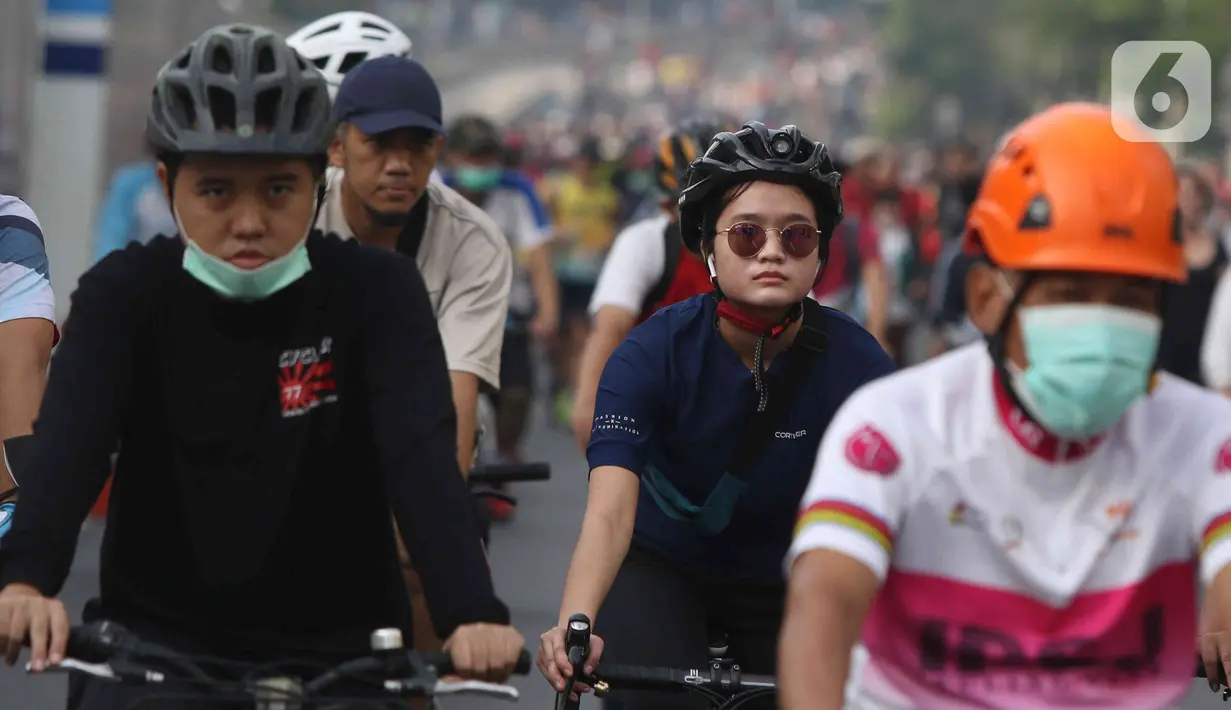 Warga bersepeda di kawasan bundaran HI, Jakarta, Minggu (12/6/2022). Car Free Day di kawasan Sudirman-Thamrin dimanfaatkan warga untuk berolah raga dan ber foto-foto. (Liputan6.com/Herman Zakharia)