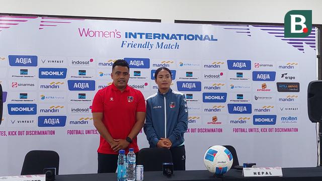 Pelatih Timnas Putri Nepal, Nabin Neupane, dan kapten tim, Anjila Tumbapo Subba