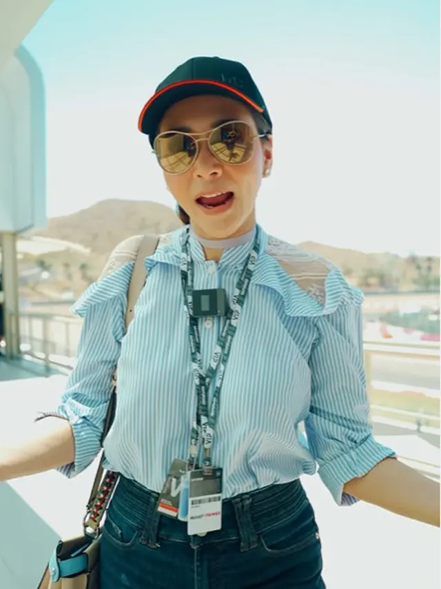 Potret Cantik Maia Estianty Pakai Dress Floral Saat Kibarkan Bendera Finis di MotoGP Mandalika 2024