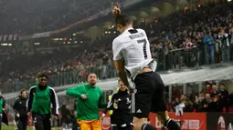 Striker Juventus, Cristiano Ronaldo berselebrasi usai mencetak gol ke gawang AC Milan pada lanjutan Liga Serie A Italia di stadion San Siro, Milan (11/11). Juventus menang 2-0 atas AC Milan. (AP Photo / Luca Bruno)