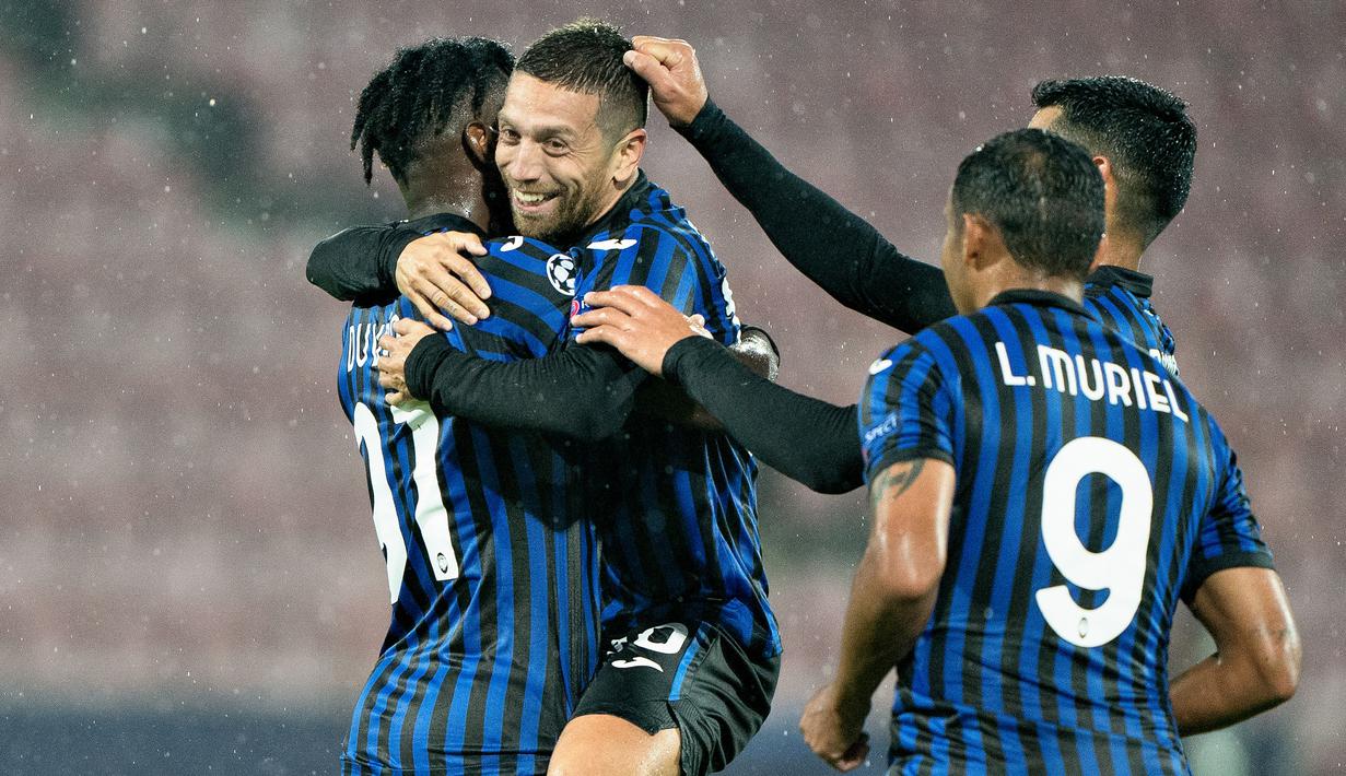Pemain Atalanta merayakan gol yang dicetak Alejandro Gomez ke gawang Midtjylland pada laga Grup D Liga Champions 2020/2021 di MCH Arena, Kamis (22/10/2020) dini hari WIB. Atalanta menang telak 4-0 atas Midtjylland. (AFP/Henning Bagger/Ritzau Scanpix)