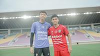 Penjaga gawang Bali United U-20, I Wayan Arta Wiguna, dan penyerang sayap Rahmat Arjuna yang sekarang bergabung di skuad senior Bali United pada sisa putaran pertama BRI Liga 1 2022/2023. (Bola.com/Maheswara Putra)
