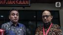 Penyidik KPK Novel Baswedan (kanan) memberikan keterangan usai memneuhi panggilan penyidik Komisi Kejaksaan di Jakarta, Kamis (2/7/2020). Novel Baswedan memberikan keterangan terkait aduan masyarakat terhadap penuntut kasus penyerangan air keras pada 2017. (Liputan6.com/Johan Tallo)