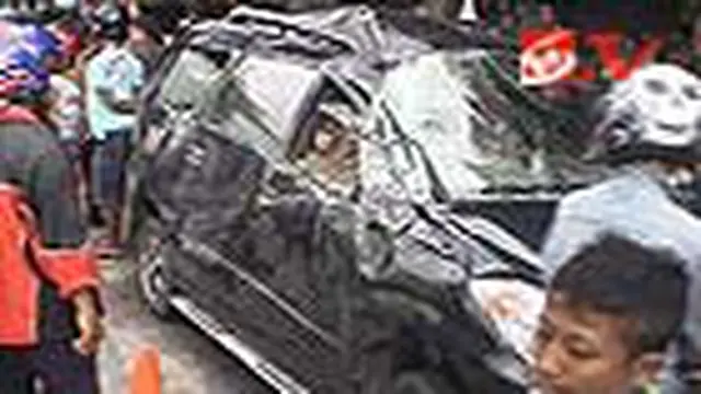 Muatan Truk Semen Jebol, Seorang Tewas