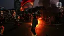 Para mahasiswa juga membakar ban saat unjuk rasa. (Liputan6.com/Faizal Fanani)