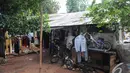 Rumah Sony Wakwaw di pemukiman pemulung di kawasan Cibubur, Jakarta Timur. Foto diambil pada Kamis (4/12/2014). (Liputan6.com/Herman Zakharia)