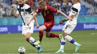 Kevin De Bruyne melewati penjagaan Tim Sparv (kiri) dan Robin Lod (kanan) ketika pertandingan Grup B Euro 2020 antara Finlandia melawan Belgia yang berlangsung di Stadion Krestovsky, Saint Petersburg, Rusia pada Senin (21/06/2021). (AP/Pool/Lars Baron)