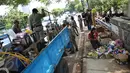 Seorang Pedagang merapikan barang daganggannya saat Petugas Satpol PP menertibkan lapak pedagang kaki lima (PKL) di pinggir jalan Kawasan Palmerah, Jakarta, Senin (17/10). Aktifitas ini dilakukan Satpol PP kelurahan Gelora. (Liputan6.com/Johan Tallo)
