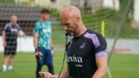 Pelatih Swansea City, Luke Williams memimpin skuadnya menjalani latihan jelang bergulirnya musim 2024/2025. (Bola.com/Dok. Swansea City).