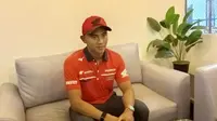 Pembalap Honda Team Asia, Mario Suryo Aji saat berbincang dengan media di Jakarta hari Selasa (09/06/2026). (Muhammad Iqbal Ichsan/Bola.com)