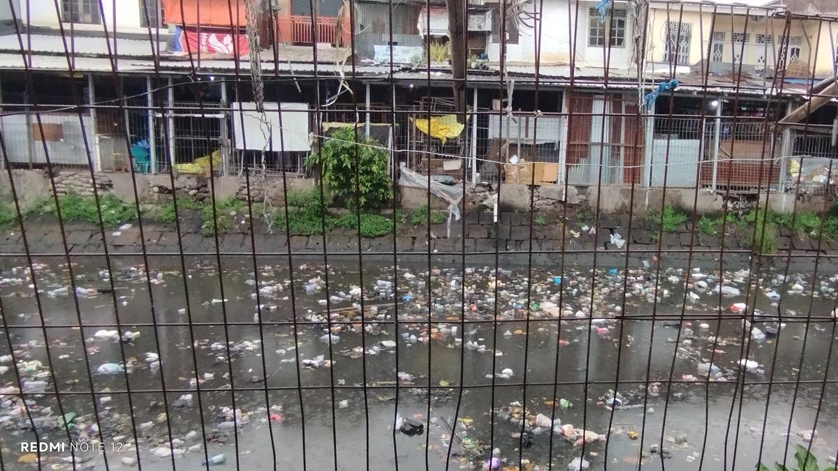 Kanal Pasar Terong dan Muara Kepedulian yang Tersumbat
