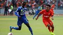 Makan Konate (Persib Bandung - kiri) mendapat kawalan ketat dari Ponaryo Astaman (Persija Jakarta) saat berlaga di Stadion GBK, (10/8/2014). (Liputan6.com/Helmi Fithriansyah)