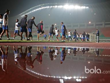 Para pemain Arema FC tengah melakukan pemanasan sebelum berlatih taktik menghadapi Pusamania Borneo FC pada Babak Final Piala Presiden 2017 di Stadion Pakansari, Bogor, Jumat (10/3/2017). (Bola.com/Nicklas Hanoatubun)